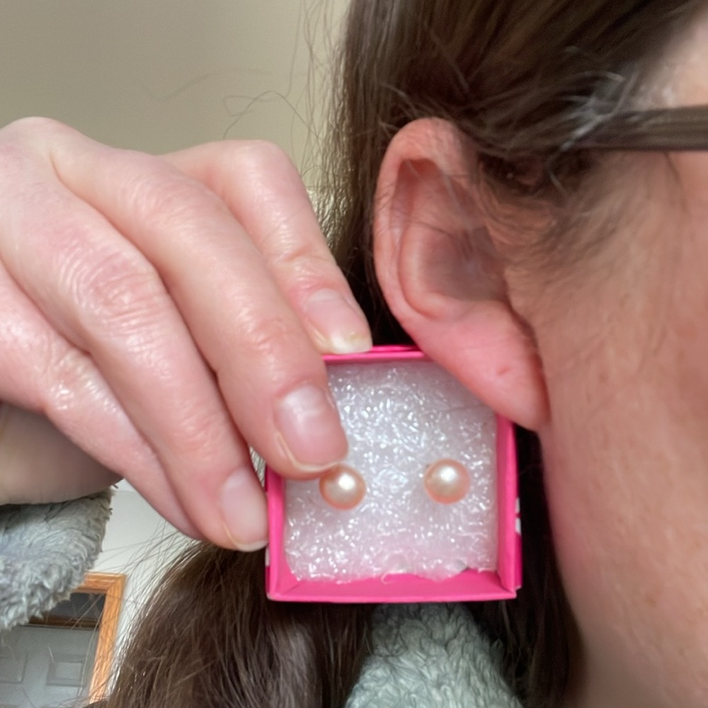 Faux Pearl studs nwot - Picture 4 of 5